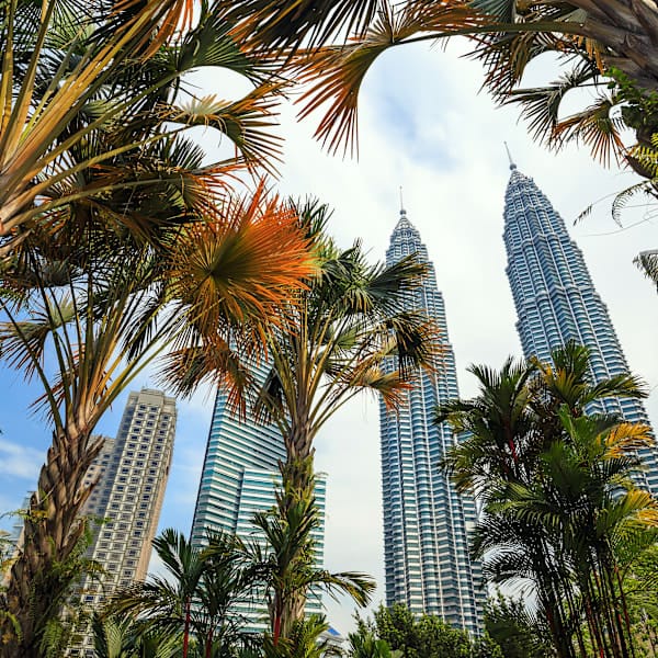 Asiens Kontraste: Sumatras Dschungel & funkelnde Skylines